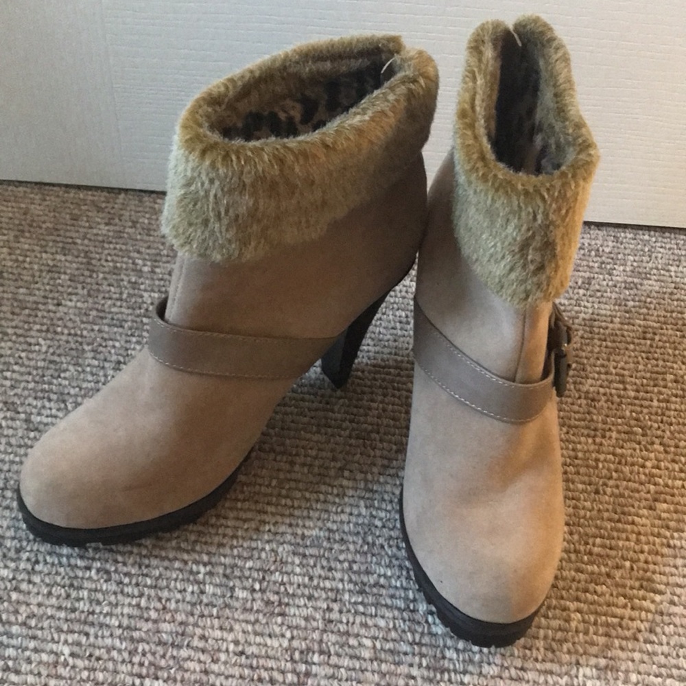 De Blossom Collection Suede x Faux Fur Ankle Bootie with belt | Size 11